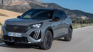Neues Löwen-Logo und neue Lichtsignatur: Der 2008 ist das zweite Modell von Peugeot mit drei vertikalen Lichtkrallen, die in die glänzend schwarzen Lufteinlässe des Stoßfängers integriert sind.
