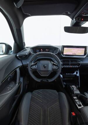 Viele Schalter und – typisch Peugeot – ein kleines Lenkrad zieren das Cockpit.