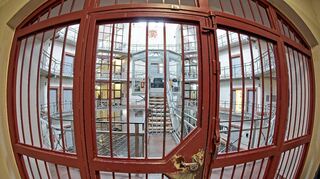 Blick aus einem der Gefangenentrakte auf die Zentrale der JVA-Mannheim.