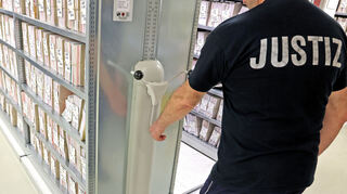 Blick in die – sonst verschlossene – Asservatenverwaltung: Hier werden alle Fallakten der Staatsanwaltschaft Heidelberg archiviert.