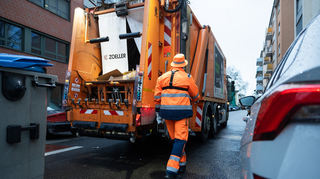 Wenn die Anwohnerinnen und Anwohner Vollservice gebucht haben, holen die Müllwerker die Tonnen zum Leeren selbst aus den Kellern und Hinterhöfen.