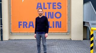 Der ehemalige NTM-Regisseur Dominic Friedel vor dem Alten Kino Franklin, wo „Jeeps“ seine Premiere feiert.