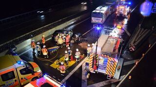 Unfall am vergangenen Freitagabend auf der A5 bei Hirschberg: Der Fahrer eines Gelenkbusses wurde zum Geisterfahrer und kollidierte mit einem Auto.