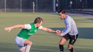 Eintracht Bürstadts Hüseyin Tutay (r.), hier im Zweikampf mit Jure Vucic vom SV Fürth, und seine Mitspieler sind am Sonntag in Birkenau gefordert.