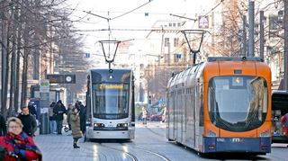 Eine Frau wird in Mannheim zwischen sich schließenden Straßenbahnen-Türen eingeklemmt. Ihre Familie sucht nun nach Zeugen.