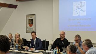 Bürgermeister Walther (3.v.l.) will neben dem Gemeinderat einen Jugendgemeinderat in Ilvesheim installieren.