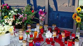 Wieslocher Bürgerinnen und Bürger legten zu Gedenken an die getötete Frau Blumen und Kerzen nieder.