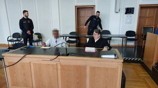 Der Angeklagte Abdirahman M. mit seinem Verteidiger, Rechtsanwalt Ulrich Kempf aus Landau.