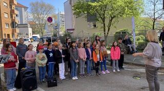 Bei der probeweisen Sperrung der „Schulstraße“ im vergangenen April sang der Schülerchor mitten auf der Fahrbahn.