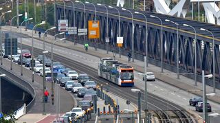 Seit Jahren ein Nadelöhr: Die Konrad-Adenauer-Brücke ist ab 25. März für Straßenbahnen (hier die Linie 7) nicht befahrbar.