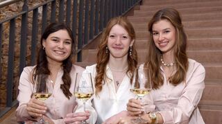 Vorfreude auf den anstehenden Mathaisemarkt: Künftige Weinkönigin Anna Scheid (M.) mit ihren Prinzessinnen Maren Gadzalli (l.) und Emélie Ewald.