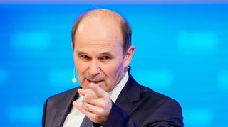 Martin Brudermüller, Vorsitzender des Vorstands der BASF SE, gestikuliert bei der Bilanzpressekonferenz des Chemiekonzerns BASF. Das Unternehmen gibt heute seine Geschäftszahlen für das abgelaufene Jahr bekannt.