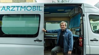 Trabert und sein Arztmobil: Wohnungslosen helfen mit dem Mainzer Modell –„Kommt der Patient nicht zum Arzt, muss der Arzt zum Patienten.“