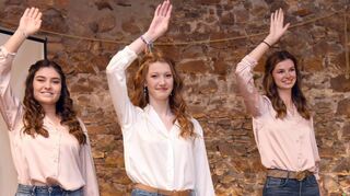 Freundlich Winken – fortan ein Jahr lang eine der Aufgaben für die künftige Weinkönigin Anna (M.) und ihre Prinzessinnen Maren (l.) und Emélie.