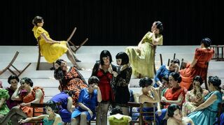 Gelangweilte It-Girls und -Women in einer Gesellschaft, in der „sie“ nur wenig zu sagen hat und allenfalls erotische Macht ausstrahlt: Szene aus „Carmen“.
