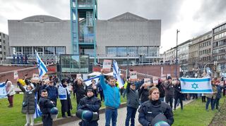 Die Teilnehmerinnen und Teilnehmer der Pro-Israel-Demo zeigen Bilder von Hamas-Geiseln, als der Pro-Palästina-Zug am Samstagnachmittag zum ersten Mal am Paradeplatz vorbeikommt.