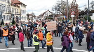 Am Schloss in Neckarhausen geht’s für die Teilnehmer der Demo gegen Rechtsextremismus los in Richtung Edinger Messplatz.
