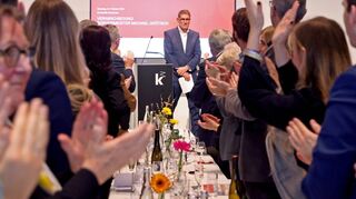 Nach 16 Jahren verabschiedet sich Michael Grötsch (M.) im Atrium der Kunsthalle als Bürgermeister für Wirtschaft, Arbeit, Soziales und Kultur.