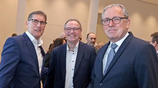 Grötsch mit zwei langjährigen und wichtigen Wegbegleitern: Ex-OB Peter Kurz (r.) und Ex-Marchivum-Chef Ulrich Nieß (M.), der die Laudatio hielt.