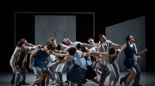 Das NTM-Tanzensemble mit vier Studierenden der Akademie des Tanzes im „Winter“-Teil von Choreografin Zoulfia Choniiazovas in „Seasons in Dance“.