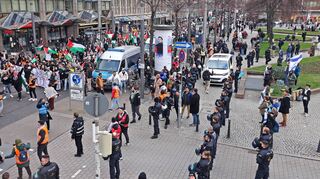 Am Paradeplatz trafen die pro-palästinensische und die pro-israelische Versammlung am Samstag zweimal aufeinander. Die Polizei trennte beide Gruppen.