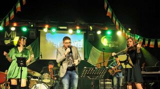 Projektleiter Heiko Persson (Mitte) entführte die Gäste mit Musik, Anekdoten und einem bunten Rahmenprogramm auf die Grüne Insel.
