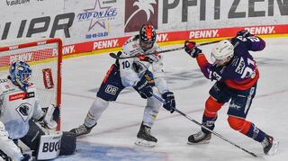 Mannheims Kris Bennett (Nr.21) gegen Ingolstadts Mirko Höfflin / Hoefflin (Nr.10) vor dem Tor von Ingolstadts Michael Garteig (Nr.34) beim Spiel in der Penny DEL, Adler Mannheim (dunkel) - ERC Ingolstadt (hell). Foto © PIX-Sportfotos *** Foto ist honorarpflichtig! *** Auf Anfrage in hoeherer Qualitaet/Aufloesung. Belegexemplar erbeten. Veroeffentlichung ausschliesslich fuer journalistisch-publizistische Zwecke. For editorial use only.