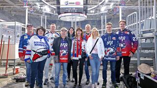 Führung hinter die Kulissen mit exklusiven Einblicken: die auserlesene Gruppe vor dem Spielfeld der SAP Arena.
