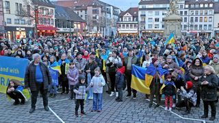 Um an den Angriff Russlands auf die Ukraine vor zwei Jahren zu erinnern, kommen auf dem Marktplatz rund 600 Menschen zusammen.