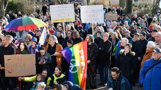 Rund 600 Menschen kamen am Sonntag zur Kundgebung für Demokratie und Bürgerrechte in den Schulhof nach Leutershausen.