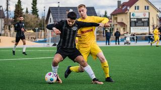 Voller Körpereinsatz: Bürstadts Güven Utlu (l.) schirmt gegen Riedrodes Alessio Antonucci den Ball ab.