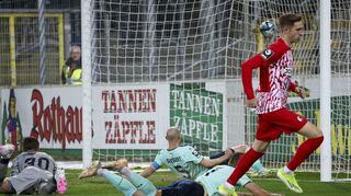 Der einzige Treffer des Tages: Die Waldhof-Spieler kommen allesamt zu spät. Der Freiburger Maximilian Breunig nutzt den Fehler eiskalt aus.