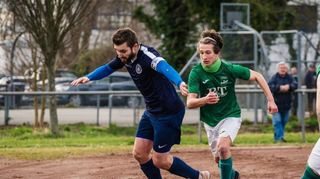 Gross-Rohrheims Kapitän Marcel Eckhardt (l.), hier gegen Mitlechterns Max Dippel, hatte in der 75. Minute den Siegtreffer auf dem Fuß.