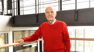 Ein CDU-Mann im roten Pulli: Roland Hartung, der langjährige MVV-Chef.