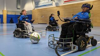 Die „Torpedos“ beim Training. Spieler Ahmet Kaya (vorne) erwartet einen Pass. Im Hintergrund seine Mitspieler Jörg Diehl und Olga Diehl.