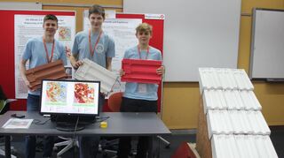 Wie im Vorjahr Regionalsieger bei „Jugend forscht“ in Geo- und Raumwissenschaften: Thomas Hergetz (v.l.), Tom Sprinz und Vit Werner vom LFG.