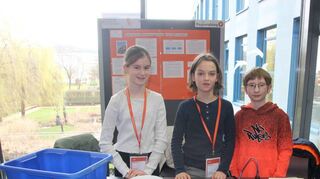 Siegten bei den Jüngeren in der Sparte Technik: Marie Rindermann (v.l.), Arnau Garreta Knauber und Jeremy Odenwälder vom Johanna-Geissmar-Gymnasium.