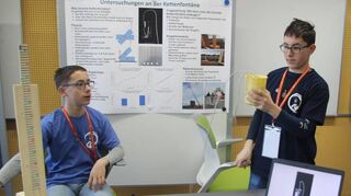 Erzeugen „Kettenfontänen“ und siegten damit bei „Schüler experimentieren“ in der Sparte Physik: die LFG-Schüler André (l.) und Cedric Ehmann.