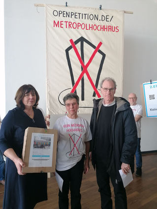 Petition: Ruth Ludwig (mitte) übergibt 2078 Unterschriften an die Stadt.