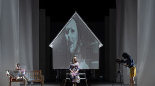 Estelle Kruger als Ellen (Mitte) und Uwe (links) als Curtis bei den Proben zu „Dark Fall“. Die Aufführungen im Schwetzinger Schlosstheater starten am 29. Februar.
