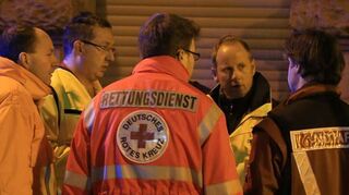 Der damalige Erste Bürgermeister Christian Specht (v.l.), Einsatzleiter Rettungsdienst Andre Kühner und weitere Vertreter des Rettungsdienstes in der Nacht vor U 5.