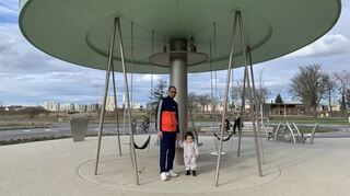 Kamal Sayed Hakim mit Tochter Melika auf dem Klangspielplatz.