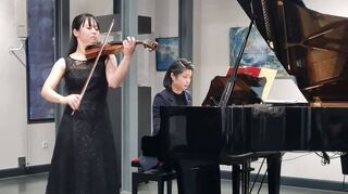 Hana Ohori an der Violine und Wanting Qiu am Klavier bei Mozarts Konzert in A-Dur in der Kulturscheune.