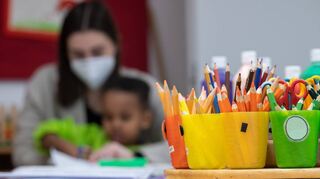 Erzieherinnen und Erzieher waren laut Daten der Krankenkasse AOK so stark wie keine andere Berufsgruppe von Corona-bedingten Krankheitsfällen betroffen.