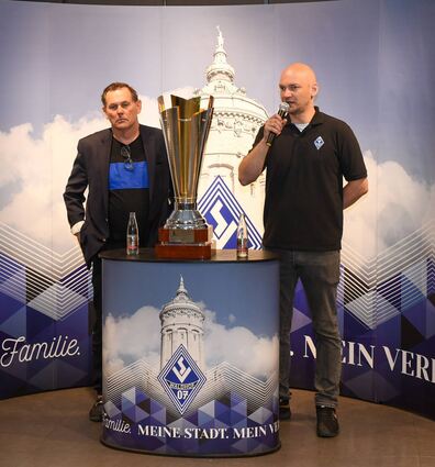Ein Bild aus besseren Zeiten: Waldhof-Präsident Bernd Beetz (l.) und der damalige Geschäftsführer Markus Kompp bei der Eröffnung des Fanshops „Waldhof Welt“ im Jahr 2021.