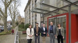 Freuen sich über die Zwischennutzung des Altenheims St. Michael in Heidelberg: Nadine Hülden von den Heidelberger Diensten, Bewohner Guilherme Pereira Ferreira aus Brasilien, Jörg Wegener von Schmieder, Oberbürgermeister Eckart Würzner und Heidi Farrenkopf von der Stadtmission (v.l.).