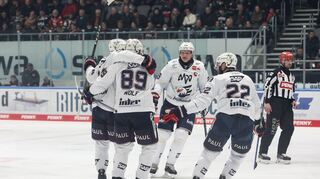 Jubel nach dem Treffer zum 0-1 fuer die Gaeste durch Keaton THOMPSON (MAN #24)/ Freude / Tor / Torschuetze beim Spiel in der Penny DEL, Augsburger Panther (dunkel) - Adler Mannheim (hell).

Foto © PIX-Sportfotos *** Foto ist honorarpflichtig! *** Auf Anfrage in hoeherer Qualitaet/Aufloesung. Belegexemplar erbeten. Veroeffentlichung ausschliesslich fuer journalistisch-publizistische Zwecke. For editorial use only.