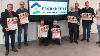 Stellen die Strategie zur Gewinnung von Kita-Fachkräften vor: Matthias Baaß (v.l.), Peter Lichtenthäler, Maria Lauxen-Ulbrich, Tobias Mandel, Klaus Traxler, Rudolf Haas, Markus Eichler und Jörg Scheidel.