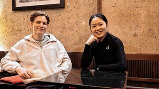 Dirigent Fridolin Bosse und Violinistin Nina Han beim Gespräch.