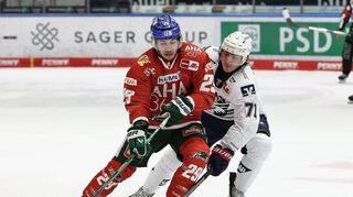 Eng am Gegenspieler: Die Adler um Daniel Fischbuch (rechts) – hier gegen Augsburgs Nicholas Welsh – dürfen sich keine Nachlässigkeiten mehr erlauben.
